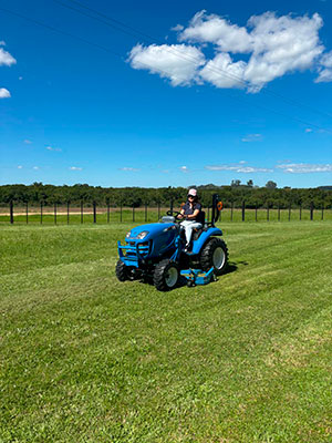 Trator compacto destaca-se por sua eficiência no campo e na cidade