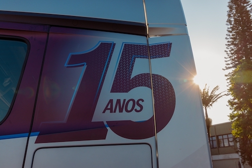 A Mercedes-Benz resolveu celebrar em alto estilo os 15 anos de lançamento do Actros rodoviário no Brasil. Nesse sentido, acaba de lançar o Actros Evolution Série Especial 15 Anos, edição limitada e exclusiva de 15 unidades que exalta uma trajetória de inovação, tecnologia, conforto, eficiência e segurança nas estradas brasileiras desse caminhão extrapesado top de linha da marca. Já disponíveis para comercialização, os 15 cavalos mecânicos ganham design exclusivo, na cor cinza morsa, com adesivagem especial alusiva à Série 15 anos e identificação do nome Mercedes-Benz na testeira da cabina. São 10 unidades do Actros Evolution 2553 LS 6x2 e 5 unidades do Actros Evolution 2653 S 6x4. Esses caminhões são equipados com o motor OM 471 de última geração de 530 cavalos, o mais potente da marca no Brasil, contando com uma configuração específica (veja mais abaixo). “O Actros Evolution é a melhor versão do nosso top de linha rodoviário já vendida no País”, ressalta Jefferson Ferrarez, vice-presidente de Vendas, Marketing e Peças & Serviços Caminhões da Mercedes-Benz do Brasil. “Ele é resultado de um processo de evolução técnica constante, oferecendo cada vez mais confiabilidade e eficiência para frotistas e transportadores. Se destaca no mercado pelo alto padrão de conforto, tecnologia, conectividade e segurança para o motorista, bem como pela força, robustez e altíssima disponibilidade de operação no transporte e logística, contribuindo assim para a produtividade e a rentabilidade desejadas pelos clientes. Ou seja, o Actros Evolution é uma referência nas estradas. Vamos então comemorar os seus 15 anos com essa série muito especial”. Configuração da Série Especial 15 anos e mais destaques do Actros Evolution 2553 e 2653 DESIGN Emblema Evolution na porta Adesivo alusivo à Série Especial 15 anos Adesivo com o nome Mercedes-Benz na testeira da cabina Saias laterais da Alliance Truck Parts Rodas de alumínio brilhante CONFORTO E CONECTIVIDADE Cabina Top Space, com altura interna de 1,84 m MirrorCam de 2ª geração com retrovisores digitais Ar-condicionado digital Ar-condicionado noturno Painel digital de 12 polegadas, configurável nas opções Classic e Advanced Carregamento de celular por indução Basculamento elétrico da cabina com acionamento por botão Estrela Mercedes-Benz iluminada e boas-vindas Buzina pneumática cromada no teto da cabina Geladeira de 25 litros Chave inteligente com botão de partida, check de luzes e controle remoto Porta para conexão USB-C Volante multifuncional Banco ergonômico e confortável com até 11 possibilidades de regulagens PERFORMANCE E EFICIÊNCIA Motor Mercedes-Benz OM 471 de última geração, com 530 cv de potência Defletores de ar para Actros Evolution 2553 LS 6x2: teto e laterais curtas para baús Defletores de ar para Actros Evolution 2653 S 6x4: laterais longas para aplicações graneleiras Economia de combustível de até 8% - sistema de injeção X-pulse (Common Rail) Melhor performance, com torque total disponível entre 950 e 1.400 rpm Aumento de 33% no intervalo de troca de óleo Freio-motor de alta performance de 580 cv Transmissão automatizada Powershift 3 Advanced e alavança na coluna de direção PPC (Predictive Powertrain Control) – controle preditivo do trem de força EIXO TRASEIRO, SUSPENSÃO E TANQUES Eixo traseiro sem redução nos cubos Suspensão traseira pneumática com 4 bolsas por eixo e CMT de 62 toneladas para o Actros Evolution 2553 6x2 Suspensão traseira metálica Tuftrac e CMT de 80 toneladas para o Actros Evolution 2653 6x4 Tanques de combustível em alumínio de 480 + 410 litros PACOTE SEGURANÇA COMPLETO ABA 5 (Assistente Ativo de Frenagem) com reconhecimento de pedestres Assistente de Ponto Cego (SGA) Assistente de Fadiga Farol Alto Inteligente e farol para auxílio em manobra Piloto Automático Adaptativo Sensor de Faixa de Rolagem Airbag para o motorista PACOTE SEGURANÇA BÁSICO ABS (Sistema Anti Travamento das Rodas) ASR (Controle de Aderência em Aceleração) ESC® (Controle Eletrônico de Estabilidade) EBD (Distribuição Eletrônica de Frenagem) ESS (Luzes Traseiras de Frenagem de Emergência) Alarme de Marcha Ré com Luzes Intermitentes Freio de Estacionamento Eletrônico Hill Holder (Assistência de Partida em Rampa) Hold (Assistente de Parada) Sensores de Chuva e Iluminação Luzes Lanternas Traseira em LED Actros Evolution com motor de 530 cavalos, o mais potente da marca Os caminhões da família Actros são indicados para transporte rodoviário e aplicações mix-road, em que o caminhão circula tanto na estrada quanto em vias não pavimentadas na mesma operação, como, por exemplo, no transporte de grãos no setor do agronegócio. Na evolução do Actros, destaca-se o motor Mercedes-Benz OM 471 LA de 530 cavalos de potência @ 1.600 rpm, com torque de 2.600 Nm @ 1.100 rpm. Desde o lançamento da versão Proconve P8 (Euro 6), este é o motor mais potente da marca no Brasil, muito bem aceito pelo mercado pelo desempenho excelente e ótimo consumo de combustível. Este motor equipa os modelos Actros Evolution 2653 6x4 e Actros Evolution 2553 6x2. Esse motor apresenta menores índices de ruído e de vibração, além do menor consumo de combustível, até 8% menor que um OM 460 da legislação Euro 5. Outro importante destaque dessa terceira geração do OM 471 LA é o freio-motor de alta performance, com 580 cv de potência de frenagem, sendo o melhor do mercado. Entre os principais destaques do Actros Evolution vale mencionar a bateria de alta ciclagem, que oferece a maior capacidade do mercado, de 230 Ah e recarga mais rápida. O filtro coalescente, que garante alto poder de filtragem, até 500 vezes mais potente do que um filtro convencional. O novo compressor de ar nos motores OM 460, que traz ainda mais robustez e eficiência para o motor. O kit robustez da cabina para operações mix-road. Redução de 33% nas paradas de manutenção e manutenção preventiva otimizada. Carregamento de celular por indução, facilitando a rotina do motorista. Faróis em LED de série, assegurando melhor luminosidade e até 30% em maior durabilidade. Suspensão metálica para os modelos Actros 2045, 2548 6x2 e 2553 6x2. Com isso, mais uma vez, a marca atende aos pedidos de clientes. “A suspensão metálica assegura mais estabilidade para o caminhão em atividades robustas. Para as demais operações, o Actros segue oferecendo a suspensão pneumática já conhecida e consolidada. O cliente escolhe o que é melhor para ele”, ressalta Jefferson Ferrarez. Vale destacar ainda que o Actros Evolution 2553 6x2 atende à legislação que autoriza semirreboques de 4 eixos com PBTC de até 58,5 toneladas, proporcionando mais produtividade e baixo custo para a operação.