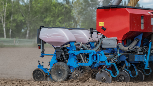 PTx: Precision Planting e PTx Trimble apresentam soluções para todas as estações na Agritechnica 2025 À medida que os agricultores optam cada vez mais por atualizar seus equipamentos existentes com melhorias de precisão, os visitantes do estande da PTx, marca de soluções agrícolas de alta precisão do Grupo AGCO, na Agritechnica deste ano conhecerão opções de retrofit e personalização desenvolvidas para maximizar a eficiência e a lucratividade. Desde o plantio até a colheita, a marca PTx®, formada pela Precision Planting® e PTx Trimble®, apresentarão soluções inovadoras para todas as estações. “A Agritechnica é um palco ideal para os agricultores de toda a Europa experimentarem como nossas tecnologias podem ampliar a capacidade dos equipamentos existentes”, destaca Brian Sorbe, presidente da PTx. “Nosso objetivo é ajudar os agricultores a enfrentarem seus maiores desafios sem a necessidade de grandes investimentos em novos equipamentos.” Durante a maior feira de tecnologia agrícola do mundo, a PTx apresentará todo o seu portfólio, incluindo novos produtos e atualizações: vConnect | Drive: Atualize para motores elétricos vDrive e dosadores de sementes vSet para singulação, controle de taxa e controle linha a linha líderes do setor – tudo através de do protocolo de comunicação ISOBUS. MiraSense: Sensor de tubo de sementes que utiliza uma potente fonte de luz LED para detectar com precisão sementes de todos os tamanhos, de pequenas a grandes – mesmo em condições de poeira. RowPilot: Permite o manejo preciso de ervas daninhas na entre linhas, minimizando os danos à plantação com o uso de câmeras e orientação com inteligência artificial. Disponível em 2026. TrueTracker: Sistema de direção ativa de implementos de última geração que mantém implementos acoplados ou rebocados na mesma linha de orientação repetível do trator. Equipado com a tecnologia Autopilot™ com compensação de terreno em 3 eixos e seu próprio receptor GNSS. Disponível em meados de 2026. WM-FieldDrain: Controle automatizado de altura para projetos complexos de drenagem através do aplicativo de campo Precision‑IQ™, utilizando um monitor GFX, controlador de orientação NAV-960 e hardware de controle da máquina. Disponível no início de 2026. Panorama: Aplicativo complementar para monitores 20|20, oferecendo informações agronômicas, monitoramento remoto e os seguintes novos recursos: Importação de dados de aplicação de terceiros, especificamente exportações shapefile do John Deere Operations Center e exportações ISOXML de monitores Fendt e Case IH. Os usuários podem criar limites ou prescrições no Panorama, manualmente ou automaticamente, usando dados de aplicação anteriores. NAV-860: O controlador de orientação NAV-860 oferece tempo de atividade excelente a um preço acessível, com alta precisão, posicionamento repetível e orientação para mais de 10.000 plataformas de veículos. Pulverização baseada em câmera SymphonyVision: Tecnologia de pulverização localizada guiada por câmera que reduz o uso de produtos químicos, ajustando-se à severidade das ervas daninhas em tempo real. Além do Green-on-Brown e Green-on-green para milho e soja, temos o prazer de anunciar o algodão como uma cultura compatível. Também está previsto suporte para beterraba sacarina, canola, sorgo e trigo no início de 2026 em regiões onde o SymphonyVision está comercialmente disponível. FarmENGAGE: Uma plataforma abrangente de gerenciamento de operações que une frotas e trabalho de campo entre marcas, totalmente compatível com o Deere Operations Center, Raven Slingshot, Case IH FieldOps e muito mais. Conheça essas e outras soluções da PTx em nosso estande, localizado no Pavilhão 20 - Estande C14.