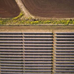 Nextracker apresenta avanços em sustentabilidade e inovação no Solar World Congress 2025 A Nextracker (Nasdaq: NXT), plataforma líder em tecnologia solar, participará do Solar World Congress 2025, realizado entre 3 e 7 de novembro em Fortaleza (CE). O evento, promovido pela International Solar Energy Society (ISES), é um dos mais importantes fóruns globais sobre energia solar e antecede a COP30, que acontece em Belém (PA). A Nextracker foi selecionada para apresentar quatro pesquisas inéditas desenvolvidas por seus times de Pesquisa e Desenvolvimento (P&D) no Brasil, reforçando sua liderança em inovação e sustentabilidade no setor de energia solar. Entre os destaques técnicos: Comparison Between AgriPV Simulation and Field Data, Soybean Case – apresentado por Ricardo Castro, researcher, Brazil R&D – AgriPV Systems, o estudo valida um modelo de simulação que compara dados reais e simulados da produção de soja em sistemas agrivoltaicos, demonstrando a viabilidade de prever o desempenho agrícola em projetos que combinam energia solar e cultivo. Life Cycle Carbon Footprint Assessment of a Low-Carbon Solar PV Tracker – conduzido por André Silveira, Sr. Sustainability Manager, o trabalho apresenta uma análise de ciclo de vida (LCA) que comprova a redução de até 42% nas emissões de CO₂ em rastreadores solares fabricados com aço reciclado e cadeia de suprimentos regionalizada. Simulation Of POA Irradiance Sensor Placement Biases In Single-Axis Trackers: A Mid-Latitude Case Study With Open-Source Tool – apresentado por Benhur Possatto, Senior Performance Engineer, o estudo analisa o impacto do posicionamento de sensores de irradiância em sistemas de rastreamento de eixo único, indicando formas de minimizar erros de medição e melhorar a precisão em usinas de grande escala. Open Source Modeling of Thermal Hybridization in CSP-Biomass Cogeneration: A Brazilian Sugarcane Plant Case Study – também apresentado por Possatto, o trabalho investiga a integração de coletores solares parabólicos em usinas de biomassa a partir do bagaço de cana, demonstrando ganhos significativos em eficiência térmica e redução no consumo de combustível. Com essas pesquisas, a Nextracker reforça seu compromisso com o avanço da energia solar, combinando inovação tecnológica, sustentabilidade e eficiência operacional em todas as etapas de sua cadeia produtiva.