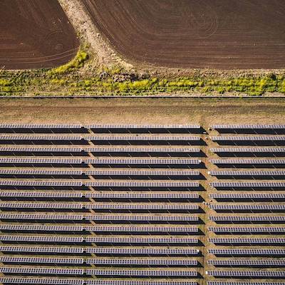  Nextracker apresenta avanços em sustentabilidade e inovação no Solar World Congress 2025 A Nextracker (Nasdaq: NXT), plataforma líder em tecnologia solar, participará do Solar World Congress 2025, realizado entre 3 e 7 de novembro em Fortaleza (CE). O evento, promovido pela International Solar Energy Society (ISES), é um dos mais importantes fóruns globais sobre energia solar e antecede a COP30, que acontece em Belém (PA). A Nextracker foi selecionada para apresentar quatro pesquisas inéditas desenvolvidas por seus times de Pesquisa e Desenvolvimento (P&D) no Brasil, reforçando sua liderança em inovação e sustentabilidade no setor de energia solar. Entre os destaques técnicos: Comparison Between AgriPV Simulation and Field Data, Soybean Case – apresentado por Ricardo Castro, researcher, Brazil R&D – AgriPV Systems, o estudo valida um modelo de simulação que compara dados reais e simulados da produção de soja em sistemas agrivoltaicos, demonstrando a viabilidade de prever o desempenho agrícola em projetos que combinam energia solar e cultivo. Life Cycle Carbon Footprint Assessment of a Low-Carbon Solar PV Tracker – conduzido por André Silveira, Sr. Sustainability Manager, o trabalho apresenta uma análise de ciclo de vida (LCA) que comprova a redução de até 42% nas emissões de CO₂ em rastreadores solares fabricados com aço reciclado e cadeia de suprimentos regionalizada. Simulation Of POA Irradiance Sensor Placement Biases In Single-Axis Trackers: A Mid-Latitude Case Study With Open-Source Tool – apresentado por Benhur Possatto, Senior Performance Engineer, o estudo analisa o impacto do posicionamento de sensores de irradiância em sistemas de rastreamento de eixo único, indicando formas de minimizar erros de medição e melhorar a precisão em usinas de grande escala. Open Source Modeling of Thermal Hybridization in CSP-Biomass Cogeneration: A Brazilian Sugarcane Plant Case Study – também apresentado por Possatto, o trabalho investiga a integração de coletores solares parabólicos em usinas de biomassa a partir do bagaço de cana, demonstrando ganhos significativos em eficiência térmica e redução no consumo de combustível. Com essas pesquisas, a Nextracker reforça seu compromisso com o avanço da energia solar, combinando inovação tecnológica, sustentabilidade e eficiência operacional em todas as etapas de sua cadeia produtiva.