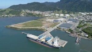 Porto de São Sebastião eleva receita em 27% e alcança melhor resultado em cinco anos Impulsionado por R$ 61 milhões em receita acumulada e diversificação de cargas, terminal se consolida como importante polo logístico do Estado O Porto de São Sebastião registrou R$ 61 milhões em receita acumulada nos dez primeiros meses deste ano, um avanço de 27% em relação ao mesmo período de 2024, quando o faturamento foi de R$ 48 milhões. É o melhor resultado da série recente (desde 2020), impulsionado por operações mais eficientes, diversificação logística e contratos de maior valor agregado. Setembro e outubro se destacaram no desempenho financeiro. Em setembro, a receita atingiu R$ 8,1 milhões; em outubro, o porto alcançou a marca de R$ 6,5 milhões, consolidando o ritmo de crescimento observado ao longo de 2025. Em 2024, o terminal já havia alcançado o maior volume de cargas da sua história, com crescimento de 48%, e retomado a exportação de café após seis décadas. Neste ano, o porto ficou em segundo lugar entre os portos públicos na categoria Desempenho ESG do Cidesport, um dos principais congressos acadêmicos e técnicos do setor. A expansão das operações em São Sebastião tem sido sustentada por cargas como açúcar, barrilha, malte, cevada, coque de petróleo e trigo — movimentado novamente após mais de 20 anos. A inauguração do Contorno Sul da Rodovia dos Tamoios, que recebeu R$ 3 bilhões em investimentos desde 2021, ajudou a reduzir gargalos logísticos e ampliou a competitividade do terminal. Para o presidente da CDSS, Ernesto Sampaio, os números demonstram a eficácia da estratégia adotada. “Os resultados mostram que estamos no caminho certo, com foco em produtividade, atração de negócios e responsabilidade ambiental. O desempenho nos dá segurança para continuar investindo em melhorias de infraestrutura e elevar o nível de serviço para o usuário”, afirma. O terminal vem intensificando investimentos em modernização tecnológica, infraestrutura operacional e qualificação das equipes. A expectativa é encerrar o ano mantendo a tendência de crescimento da receita e da movimentação de cargas. Até outubro, o porto processou 1,215 milhão de toneladas, volume que indica que novamente será alcançada a marca histórica registrada no ano passado de 1,5 milhões de toneladas, 48% superior a 2023.