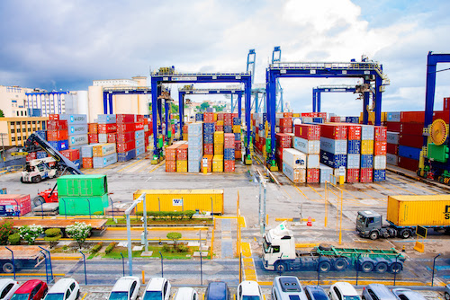 O Banco Nacional de Desenvolvimento Econômico e Social (BNDES) aprovou financiamento de R$ 848 milhões para ampliar e modernizar o terminal de contêineres do Porto de Salvador, operado pela Tecon Salvador, subsidiária da empresa Wilson Sons. Os recursos são do Fundo da Marinha Mercante (FMM). O projeto havia sido autorizado em 2024, durante a 56ª reunião ordinária do Conselho Diretor do Fundo (CDFMM), vinculado ao Ministério de Portos e Aeroportos (MPor). O financiamento permitirá a expansão do pátio de armazenagem, a aquisição de novos equipamentos e a execução de obras de infraestrutura e modernização tecnológica, reforçando a eficiência e a sustentabilidade das operações portuárias. Com as melhorias, o terminal terá capacidade dobrada de movimentação, passando dos atuais 553 mil para mais de 1 milhão de TEUs por ano (unidade equivalente a um contêiner padrão). O número de movimentos de carga no cais também deve crescer, saltando de 70 para mais de 100 contêineres por hora.