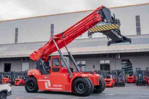 Empilhadeiras elétricas reduzem custos em até R$ 180 mil por ano e ganham espaço na logística nacional