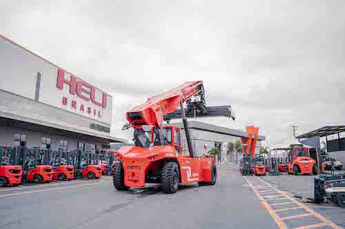 Empilhadeiras elétricas reduzem custos em até R$ 180 mil por ano e ganham espaço na logística nacional