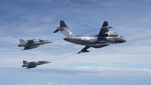 F-39E Gripen e KC-390 Millennium concluem voos de certificação de reabastecimento