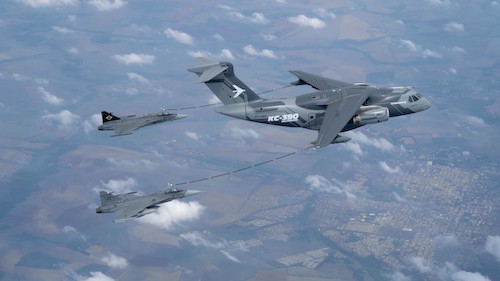 F-39E Gripen e KC-390 Millennium concluem voos de certificação de reabastecimento