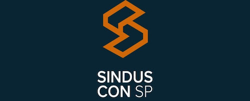 Comitê do SindusCon-SP pretende acelerar a industrialização da construção no Brasil Nova frente quer impulsionar a construção off-site, promover a modernização dos modelos construtivos e fortalecer a produtividade do setor O SindusCon-SP criou, em 23 de outubro, o Comitê de Construção Industrializada (CCI), iniciativa que reúne empresas especializadas em construção off-site, modelo que utiliza peças pré-moldadas produzidas em fábrica e montadas no local, com o objetivo de acelerar a industrialização da construção civil no país. Esse tipo de sistema permite antecipar a entrega das obras em até um terço do tempo em relação ao método tradicional, ampliando a produtividade, a qualidade e a previsibilidade nas entregas, além de reduzir a dependência de mão de obra em um momento de escassez crescente no setor. De acordo com o presidente do SindusCon-SP, Yorki Estefan, o tema é fundamental para o desenvolvimento do mercado da construção civil no Brasil. Ele destaca que o comitê contará com o apoio da estrutura da entidade no encaminhamento das questões de interesse junto a órgãos públicos, concessionárias de serviços, instituições financeiras e entidades normatizadoras. “O futuro do nosso setor passa pela industrialização, que se apresenta como alternativa para aumentar a velocidade das obras e reduzir a dependência de mão de obra por meio dos sistemas off-site”, afirma Estefan. O CCI será coordenado por Daniel Gispert, presidente da SteelCorp, e terá como coordenador adjunto Stephan Constantino, diretor de engenharia e operações da Tecverde. Entre seus objetivos estão promover a industrialização da construção civil brasileira, fomentar produtividade, qualidade e competitividade, apoiar os demais comitês e a diretoria do SindusCon-SP na definição de metas e projetos, e difundir as melhores práticas e soluções de construção industrializada em benefício do setor e da sociedade. Por se tratar de um segmento relativamente novo no país, ainda não há dados consolidados sobre número total empregos gerados, faturamento ou participação no mercado da construção; por isso, o CCI também atuará na produção de estudos e pesquisas para mapear o setor com precisão e subsidiar o desenvolvimento da construção industrializada no Brasil e em São Paulo. “Inauguramos uma nova fase para o setor ao oferecer acolhimento institucional às empresas deste comitê. Vamos compartilhar informações e boas práticas e apoiar projetos de interesse do mercado que contribuam para o avanço do segmento, como pesquisas, eventos e ações de benchmarking”, destaca Gispert, ao lembrar que o CCI inicia suas atividades com Grupos de Trabalho dedicados a Regulação e Normatização; Financiamento e Capital de Giro Industrializado; Cadeia de Suprimentos e Logística; e Comunicação e Educação do Mercado. Com o avanço das técnicas de construção modular, empresas do segmento têm ampliado sua capacidade de erguer data centers, hospitais, arenas, hotéis e moradias, especialmente as de interesse social, o que pode contribuir de forma significativa para a redução do déficit habitacional no país. A tendência ganha força em um cenário de escassez e encarecimento da mão de obra tradicional, fatores que vêm acelerando a adoção de sistemas off-site e modulares no país e no mundo. No Brasil, segundo o site da Associação Brasileira da Construção Leve e Sustentável, há pelo menos duas dezenas de empresas que já atuam no segmento de construção industrializada. Além da Tecverde e SteelCorp, fazem parte do CCI as empresas Alea e DOX. A expectativa é ampliar o comitê ao longo de 2026, formando uma ampla rede de cooperação dedicada à construção industrializada. Entre os principais desafios a serem enfrentados pelo CCI estão a necessidade de uniformização das normas técnicas, especialmente diante dos diferentes Códigos de Obras municipais, a ampliação da escala produtiva, o aprimoramento da logística e a criação de linhas de financiamento adequadas ao novo modelo construtivo. O comitê também pretende contribuir para a formação de mão de obra especializada e para a disseminação de conhecimento técnico junto ao mercado e à sociedade. Em 2025, além da criação do Comitê de Construção Industrializada, o SindusCon-SP ampliou sua estrutura com novos comitês dedicados a Obras Industriais e Empreiteiros. A entidade já conta com frentes voltadas à Qualidade e Tecnologia, Habitação Popular, Meio Ambiente, além das áreas de Capital, Trabalho e Responsabilidade Social, Economia e do Conselho Jurídico. “Com o Comitê de Construção Industrializada, o SindusCon-SP almeja liderar a transição da construção civil brasileira para um modelo mais moderno, sustentável e competitivo, capaz de unir tecnologia, eficiência e qualidade para atender às demandas do presente e do futuro”, finaliza Yorki Estefan. SindusCon-SP É a maior associação de empresas da indústria da construção na América Latina. Congrega aproximadamente 300 construtoras associadas e representa cerca de 50 mil empresas de construção residencial, industrial, comercial, obras de infraestrutura e habitação popular, localizadas no estado de São Paulo. Com sede na capital paulista, possui nove diretorias regionais: Bauru, Campinas, Presidente Prudente, Ribeirão Preto, Santos, Santo André, S. José do Rio Preto, S. José dos Campos, Sorocaba e uma delegacia em Mogi das Cruzes. A construção civil representa 3,6% do PIB do Brasil (IBGE/CBIC), e a construção paulista constitui 27,6% da construção brasileira (IBGE). Contato Rafael Montagnini - rmontagnini@sindusconsp.com.br / 11 3334-5656 / 979760243
