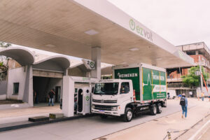 VW Caminhões e Ônibus compõe aliança para implementar eletropostos de maior porte na cidade do Rio