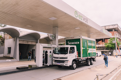VW Caminhões e Ônibus compõe aliança para implementar eletropostos de maior porte na cidade do Rio