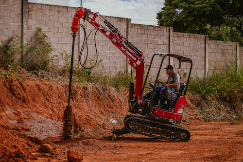  Grupo SOS Equipamentos e SEST SENAT firmam parceria para formação de operadores de miniescavadeiras da marca YANMAR