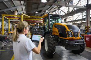 AGCO implementa inteligência artificial para otimizar produção de tratores sob medida