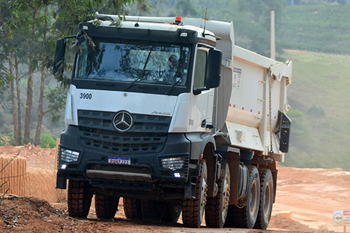 Mercedes-Benz Arocs 5851 8x4 é referência em disponibilidade e produtividade na mineração