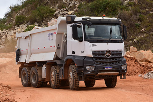 Mercedes-Benz Arocs 5851 8x4 é referência em disponibilidade e produtividade na mineração