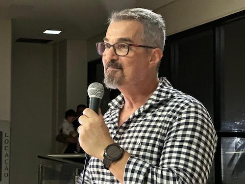 BS Agro e GoGenetic Agro inauguram laboratório de análises genéticas para bioinsumos e solo em Sorriso (MT)Nova unidade amplia o acesso à biotecnologia aplicada ao manejo agrícola em uma das regiões mais protagonistas do agro brasileiro A expansão da parceria BS Agro e GoGenetic Agro para Sorriso (MT), reforça um movimento crescente no setor: aproximar biotecnologia de ponta do produtor rural. Em um município que há anos ocupa a liderança nacional no valor de produção agrícola, impulsionado principalmente por soja, milho e algodão, a instalação de um laboratório especializado em análises genéticas do solo representa um avanço relevante na forma como decisões agronômicas são tomadas. A ciência aplicada ao manejo passa a estar mais acessível, reduzindo distâncias e potencializando a adoção de práticas sustentáveis baseadas em evidências. A BS Agro, divisão da BS Diagnóstica que leva ao campo sua expertise em diagnóstico molecular, celebrou a inauguração da nova unidade da GoGenetic Agro em Sorriso, no mês de novembro, quando reuniu em evento autoridades, produtores, consultores e representantes do setor produtivo. A iniciativa marca oficialmente a chegada da tecnologia de análise genética para bioinsumos e do solo ao município considerado o epicentro da produção agrícola brasileira. Para Riemer Souza, Diretor da BS Diagnóstica, levar biotecnologia para Sorriso é uma decisão estratégica e alinhada com as demandas reais do campo: “Sorriso é uma referência nacional em produtividade e inovação. Estar aqui significa dialogar com produtores que operam em alta escala e precisam de ferramentas técnicas confiáveis para entender o solo e planejar ciclos mais eficientes, além da verificação da qualidade de bioinsumos. A BS Agro nasceu para aproximar o produtor das análises genéticas e da biotecnologia que geram impacto direto na produtividade e na sustentabilidade.” A parceria com a GoGenetic Agro potencializa essa atuação ao unir diagnóstico molecular e infraestrutura laboratorial especializada. A Diretora Operacional da GoGenetic Agro, Vânia Pankievicz, destaca o impacto prático que a nova unidade trará ao dia a dia das fazendas da região: “A análise genética do solo é uma aliada fundamental do manejo moderno. Ao chegarmos a Sorriso, reduzimos barreiras logísticas e ampliamos a capacidade de resposta do produtor, que passa a ter acesso mais rápido a informações sobre microbiologia, equilíbrio biológico e eficiência de bioinsumos. É tecnologia aplicada onde ela realmente faz diferença.” Também estiveram presentes na inauguração o prefeito de Sorriso, Alei Fernandes, o secretário municipal de Agricultura e Meio Ambiente, Clovis Picolo Filho, o secretário de Desenvolvimento, Paulo Lucion, além de Amanda Souza, Diretora de Comunicação da GoGenetic Agro. “A participação das lideranças públicas e dos representantes da empresa reforça o alinhamento entre setor produtivo, ciência e poder público na construção de uma agenda voltada à inovação no campo”, finaliza Riemer. Sorriso (MT): o cenário ideal para ciência aplicada ao agro O movimento ganha ainda mais relevância quando observado no contexto econômico de Sorriso. Segundo dados do IBGE, o município manteve em 2024 a liderança nacional no valor da produção agrícola, alcançando R$ 7,2 bilhões e respondendo sozinho por 0,9% de toda a produção agropecuária do país. A soja lidera esse desempenho, com R$ 3,3 bilhões, seguida pelo milho (R$ 2,4 bilhões), algodão (R$ 1,3 bilhão) e feijão (R$ 195,7 milhões). Esse conjunto de resultados consolida Sorriso como um território estratégico para a expansão de análises genéticas aplicadas ao solo — um ambiente onde decisões orientadas pela ciência têm impacto imediato sobre eficiência produtiva, redução de riscos e sustentabilidade dos sistemas agrícolas. Sobre a BS Diagnóstica e BS Agro Fundada em 2019 em Brasília (DF), a BS Diagnóstica é uma empresa brasileira especializada em soluções biotecnológicas para os segmentos humano, veterinário, agrícola e de pesquisa. Atua como parceira técnica de laboratórios e indústrias em todo o Brasil, oferecendo kits, reagentes, equipamentos e consultoria especializada. Com a divisão BS Agro, a empresa leva ao campo sua expertise em diagnóstico molecular, promovendo mais qualidade, eficiência e sustentabilidade na produção agropecuária e no controle de bioinsumos. Sobre a GoGenetic Agro A GoGenetic Agro é referência nacional em análises genéticas aplicadas ao agronegócio. A empresa integra o grupo GoGenetic, com sede em Curitiba (PR), e atua há mais de oito anos no desenvolvimento de soluções moleculares voltadas à análise genética do solo e ao controle de qualidade de bioinsumos.