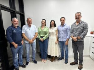 BS Agro e GoGenetic Agro inauguram laboratório de análises genéticas para bioinsumos e solo em Sorriso (MT) Nova unidade amplia o acesso à biotecnologia aplicada ao manejo agrícola em uma das regiões mais protagonistas do agro brasileiro A expansão da parceria BS Agro e GoGenetic Agro para Sorriso (MT), reforça um movimento crescente no setor: aproximar biotecnologia de ponta do produtor rural. Em um município que há anos ocupa a liderança nacional no valor de produção agrícola, impulsionado principalmente por soja, milho e algodão, a instalação de um laboratório especializado em análises genéticas do solo representa um avanço relevante na forma como decisões agronômicas são tomadas. A ciência aplicada ao manejo passa a estar mais acessível, reduzindo distâncias e potencializando a adoção de práticas sustentáveis baseadas em evidências. A BS Agro, divisão da BS Diagnóstica que leva ao campo sua expertise em diagnóstico molecular, celebrou a inauguração da nova unidade da GoGenetic Agro em Sorriso, no mês de novembro, quando reuniu em evento autoridades, produtores, consultores e representantes do setor produtivo. A iniciativa marca oficialmente a chegada da tecnologia de análise genética para bioinsumos e do solo ao município considerado o epicentro da produção agrícola brasileira. Para Riemer Souza, Diretor da BS Diagnóstica, levar biotecnologia para Sorriso é uma decisão estratégica e alinhada com as demandas reais do campo: “Sorriso é uma referência nacional em produtividade e inovação. Estar aqui significa dialogar com produtores que operam em alta escala e precisam de ferramentas técnicas confiáveis para entender o solo e planejar ciclos mais eficientes, além da verificação da qualidade de bioinsumos. A BS Agro nasceu para aproximar o produtor das análises genéticas e da biotecnologia que geram impacto direto na produtividade e na sustentabilidade.” A parceria com a GoGenetic Agro potencializa essa atuação ao unir diagnóstico molecular e infraestrutura laboratorial especializada. A Diretora Operacional da GoGenetic Agro, Vânia Pankievicz, destaca o impacto prático que a nova unidade trará ao dia a dia das fazendas da região: “A análise genética do solo é uma aliada fundamental do manejo moderno. Ao chegarmos a Sorriso, reduzimos barreiras logísticas e ampliamos a capacidade de resposta do produtor, que passa a ter acesso mais rápido a informações sobre microbiologia, equilíbrio biológico e eficiência de bioinsumos. É tecnologia aplicada onde ela realmente faz diferença.” Também estiveram presentes na inauguração o prefeito de Sorriso, Alei Fernandes, o secretário municipal de Agricultura e Meio Ambiente, Clovis Picolo Filho, o secretário de Desenvolvimento, Paulo Lucion, além de Amanda Souza, Diretora de Comunicação da GoGenetic Agro. “A participação das lideranças públicas e dos representantes da empresa reforça o alinhamento entre setor produtivo, ciência e poder público na construção de uma agenda voltada à inovação no campo”, finaliza Riemer. Sorriso (MT): o cenário ideal para ciência aplicada ao agro O movimento ganha ainda mais relevância quando observado no contexto econômico de Sorriso. Segundo dados do IBGE, o município manteve em 2024 a liderança nacional no valor da produção agrícola, alcançando R$ 7,2 bilhões e respondendo sozinho por 0,9% de toda a produção agropecuária do país. A soja lidera esse desempenho, com R$ 3,3 bilhões, seguida pelo milho (R$ 2,4 bilhões), algodão (R$ 1,3 bilhão) e feijão (R$ 195,7 milhões). Esse conjunto de resultados consolida Sorriso como um território estratégico para a expansão de análises genéticas aplicadas ao solo — um ambiente onde decisões orientadas pela ciência têm impacto imediato sobre eficiência produtiva, redução de riscos e sustentabilidade dos sistemas agrícolas. Sobre a BS Diagnóstica e BS Agro Fundada em 2019 em Brasília (DF), a BS Diagnóstica é uma empresa brasileira especializada em soluções biotecnológicas para os segmentos humano, veterinário, agrícola e de pesquisa. Atua como parceira técnica de laboratórios e indústrias em todo o Brasil, oferecendo kits, reagentes, equipamentos e consultoria especializada. Com a divisão BS Agro, a empresa leva ao campo sua expertise em diagnóstico molecular, promovendo mais qualidade, eficiência e sustentabilidade na produção agropecuária e no controle de bioinsumos. Sobre a GoGenetic Agro A GoGenetic Agro é referência nacional em análises genéticas aplicadas ao agronegócio. A empresa integra o grupo GoGenetic, com sede em Curitiba (PR), e atua há mais de oito anos no desenvolvimento de soluções moleculares voltadas à análise genética do solo e ao controle de qualidade de bioinsumos.