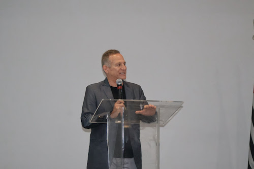 A Secretaria de Desenvolvimento Econômico do Estado de São Paulo (SDE) lançou, nesta segunda-feira (15), no auditório da sede da pasta, o Programa Cidades Inteligentes SP 360, uma iniciativa voltada a aproximar tecnologia e gestão pública para modernizar os serviços e melhorar a qualidade de vida nos municípios paulistas. O evento reuniu mais de 250 pessoas, entre gestores públicos, empresas e representantes de instituições parceiras. Desenvolvido em parceria com o Instituto de Pesquisas Tecnológicas (IPT), o programa conecta soluções tecnológicas já disponíveis no mercado às necessidades reais dos municípios, fortalece a capacidade técnica das gestões locais e reúne, em um repositório digital, orientações práticas para contratações públicas, facilitando a implantação de cidades mais inteligentes, resilientes e sustentáveis. A iniciativa reforça o protagonismo de São Paulo como polo nacional de inovação. Segundo o Global Startup Ecosystem Report 2025, a Grande São Paulo ocupa a 1ª posição no Brasil e a 23ª colocação no mundo em inovação. Além disso, o segmento de tecnologia representa cerca de 11% do PIB paulista.