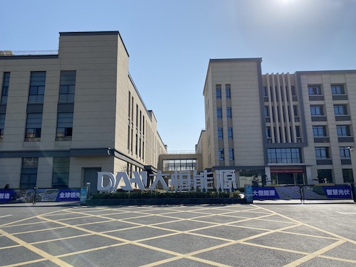  Módulo de 650W da DAH Solar chega ao mercado com foco em alto desempenho