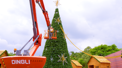 Mills participa da montagem da Villa de Natal SP com equipamentos para instalação das estruturas