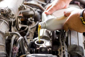 Motorservice destaca a importância da lubrificação do motor Indispensável para o desempenho do veículo, o óleo de motor tem como função lubrificar as partes móveis do motor, impedindo o atrito e desgaste prematuro das peças, sendo também responsável, entre outras, por manter a temperatura, evitando, assim, superaquecimento. A Motorservice, divisão do grupo Rheinmetall responsável pela comercialização das marcas Kolbenschmidt (KS), Pierburg e BF no mercado de reposição, recomenda alguns cuidados com o óleo lubrificante para não prejudicar nenhum componente do motor.