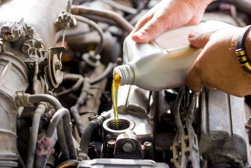 Motorservice destaca a importância da lubrificação do motor Indispensável para o desempenho do veículo, o óleo de motor tem como função lubrificar as partes móveis do motor, impedindo o atrito e desgaste prematuro das peças, sendo também responsável, entre outras, por manter a temperatura, evitando, assim, superaquecimento. A Motorservice, divisão do grupo Rheinmetall responsável pela comercialização das marcas Kolbenschmidt (KS), Pierburg e BF no mercado de reposição, recomenda alguns cuidados com o óleo lubrificante para não prejudicar nenhum componente do motor. 