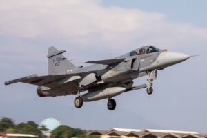 Vídeo: F-39E Gripen realiza primeiro tiro aéreo de canhão no Brasil
