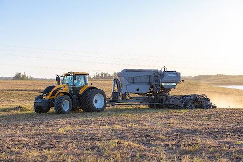 A irregularidade climática e as altas temperaturas no mês de dezembro trazem um alerta para a reta final do ciclo da soja e a preparação da 2ª safra do milho. Com o atraso no plantio da soja em alguns estados, a semeadura do milho foi empurrada para fora da janela ideal, expondo as lavouras a um risco climático maior. Neste cenário, a gestão do tempo e o aumento da produtividade são cruciais para garantir a eficiência na produção. Vale destacar, que o milho safrinha já representa aproximadamente 75% da produção nacional. Segundo dados da Companhia Nacional de Abastecimento (Conab), o plantio de verão já alcançou quase 66% da área prevista. Diante da incerteza do clima, a tecnologia possui um papel estratégico na gestão operacional e mitigação de riscos. “O milho safrinha é uma cultura de alto valor, e os produtores precisam se antecipar em função do clima incerto. A semeadura tardia em estados críticos exige máquinas que operem com performance máxima e zero ociosidade,” ressalta Elizeu dos Santos, gerente de Marketing de Produto da Valtra, fabricante global de máquinas agrícolas pertencente ao grupo AGCO. O especialista reforça que a telemetria e a eficiência dos maquinários modernos atuam como um diferencial na gestão de risco. Soluções como o Valtra Connect, uma ferramenta de telemetria que permite automatizar tarefas e tomar decisões baseadas em dados em tempo real, garantem que o produtor aproveite as janelas de trabalho com o máximo de performance. “Cada hora conta, e o sucesso na Safrinha depende da qualidade e agilidade do plantio. Por isso é importante que os produtores possam usufruir das tecnologias para minimizar o risco de falhas operacionais que impactam na produtividade”, comenta Elizeu.