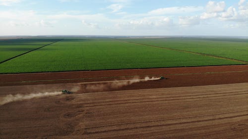 BrasilAgro alcança 90% da frota agrícola conectada e amplia controle das operações com centro digital integrado
