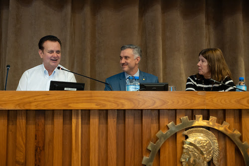  Engenharia é pilar estratégico para a economia nacional, destaca Kassab Secretário do Governo e de Relações Institucionais do Estado de São Paulo cita o Rodoanel como um marco para o avanço da mobilidade no país, em evento no Crea-SP A primeira Sessão Plenária do ano do Conselho Regional de Engenharia e Agronomia do Estado de São Paulo (Crea-SP) contou com a presença do engenheiro Gilberto Kassab, secretário de Governo e Relações Institucionais do Estado de São Paulo. Em seu discurso, Kassab citou as obras do Rodoanel como referência nacional para políticas de infraestrutura, mobilidade e alternativa estratégica para o escoamento logístico - um desafio presente na maior parte das capitais do Brasil. “A Engenharia se consolidou como um dos pilares do desenvolvimento econômico do país. E o Rodoanel de São Paulo - tocado pelo governo estadual - se transformou em modelo de solução para diversos tipos de desafios da malha urbana, e tem ganhado reputação crescente entre gestores, especialistas em mobilidade e pessoas interessadas na evolução das políticas de infraestrutura do país, algo que, aliás, está presente em São Paulo desde a era de Mário Covas”, explicou Kassab.