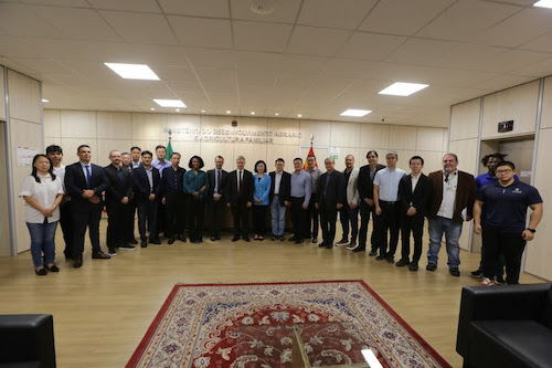 Ministro do Desenvolvimento Agrário recebe comitiva de empresas de máquinas chinesas