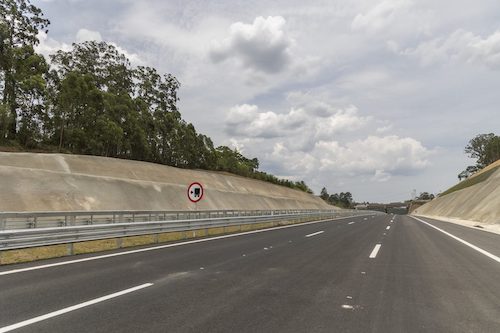 O que um caminhoneiro transitando no Rodoanel Norte tem em comum com o piloto Lewis Hamilton?