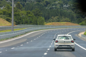O que um caminhoneiro transitando no Rodoanel Norte tem em comum com o piloto Lewis Hamilton?