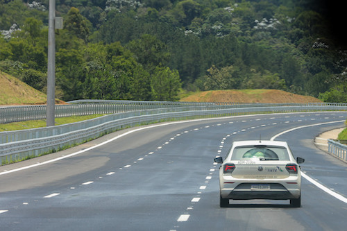 O que um caminhoneiro transitando no Rodoanel Norte tem em comum com o piloto Lewis Hamilton?