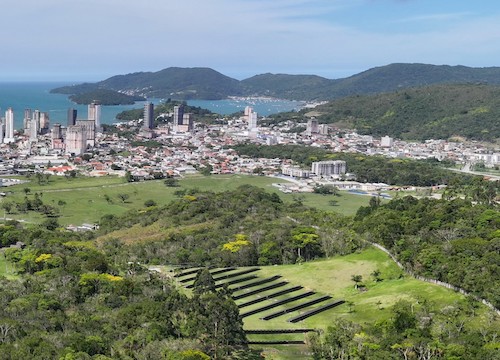 Fazenda solar no Sul do país compensa emissão de CO₂ equivalente a 2 mil árvores plantadas em menos de um ano