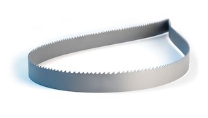 DIEMASTER 2® BIMETAL e CLASSIC® SERRA BIMETÁLICA Para cortes de contorno e operações manuais que requerem lâminas de 1/2" ou menos, a DIEMASTER 2® faz cortes duas vezes mais rápidos e é dez vezes mais durável se comparada às serras de aço de carbono convencionais, devido à sua construção bi-metálica. A CLASSIC® SERRA BIMETÁLICA também possui o mesmo material, com o diferencial de ser destinada para uso geral, com uma geometria de dentes patenteada, para cortes mais rápidos, precisos e com menos vibração, além de ser compatível com todo tipo de máquina. Ambas são para corte de alumínios (também os não ferrosos), aços carbono, aços estruturais, aço liga, aço inoxidável e madeira. CLASSIC PRO® A CLASSIC PRO® é eficiente no corte de diversos metais, como alumínio, aços de molde, aço carbono, aço-liga, aços estruturais, aços inoxidáveis e aços de ferramenta, devido ao seu desenho avançado, que permite fazer um corte suave e preciso em todos estes materiais, além de ser pré-amaciada de fábrica.