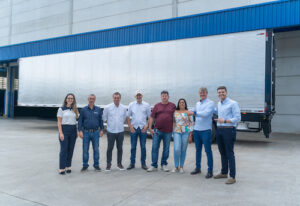 Librelato faz entrega do Furgão Alumínio sorteado para cliente na campanha "Estrada de Prêmios"