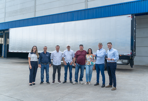 Librelato faz entrega do Furgão Alumínio sorteado para cliente na campanha "Estrada de Prêmios"