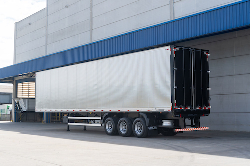 Librelato faz entrega do Furgão Alumínio sorteado para cliente na campanha "Estrada de Prêmios"