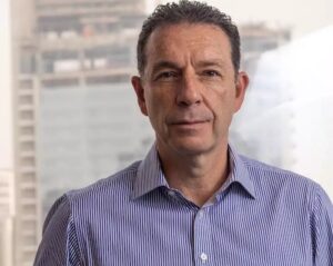 Não há sustentabilidade possível sem infraestrutura básica *por Paulo Bittar O debate climático tem colocado o Brasil em posição de destaque nas discussões globais. Ao mesmo tempo, evidencia um paradoxo que não podemos ignorar: como projetar um futuro sustentável quando ainda convivemos com grandes lacunas em saneamento básico e infraestrutura? A resposta passa por reconhecer esses desafios e transformá-los em oportunidades de desenvolvimento — com planejamento, investimentos consistentes e a atuação de empresas experientes, capazes de inovar e entregar soluções de impacto. O cenário de saneamento exige um salto significativo. Segundo o Ranking do Saneamento 2025, baseado em dados do Sistema Nacional de Informações sobre Saneamento (SNIS), cerca de 90 milhões de pessoas — quase metade da população — ainda não contam com coleta de esgoto. Essa realidade reforça a urgência do cumprimento das metas estabelecidas pelo Novo Marco Legal do Saneamento (Lei nº 14.026/2020), que definiu, até 2033, 99% de atendimento em abastecimento de água e 90% em coleta e tratamento de esgoto. Dados da Pesquisa Nacional por Amostra de Domicílios Continuada Anual (PNADCA), entre 2013 e 2022, indicam que 1,3 milhões de moradias (1,8% do total de residências no país) não tinham banheiro de uso exclusivo do domicílio, e o número de brasileiros que moravam nas habitações com privação de banheiro foi de mais de 4,4 milhões, número maior que toda a população do Uruguai. A transformação passa por investimentos estratégicos e de longo prazo. Essas discussões precisam marcar um ponto de virada — e não um momento passageiro. Manter o tema na agenda pública e privada é fundamental para que a visão de futuro se traduza em ações concretas, capazes de melhorar de forma permanente a vida das pessoas. E o impacto vai além da economia. A falta de coleta e tratamento de esgoto afeta a qualidade da água, aumenta internações por doenças de veiculação hídrica e até contribui para emissões de gases de efeito estufa — prova inequívoca de que não há sustentabilidade possível sem infraestrutura básica. Para superar essas barreiras, é essencial combinar planejamento robusto, inovação tecnológica e soluções adaptadas à realidade de cada município. Tecnologias que modernizam o tratamento de esgoto com eficiência operacional e menor impacto ambiental, demonstram como inovação e sustentabilidade podem avançar lado a lado, mesmo em contextos complexos. Empresas experientes e comprometidas com a modernização do setor têm papel central nessa jornada. Estudo do Instituto Trata Brasil aponta que melhorar as condições de saneamento pode trazer uma economia de R$ 25,1 bilhões em saúde até 2040, além de impulsionar a produtividade com um acréscimo estimado de R$ 438 bilhões em renda no mesmo período. Sustentabilidade não se resume a metas ambientais. Ela exige infraestruturas resilientes, inclusivas e planejadas de maneira integrada — saneamento, energia, mobilidade e logística caminham juntas. A agenda climática deve deixar de ser apenas simbólica e se transformar em motor de investimentos estruturantes, capazes de levar água tratada, esgoto coletado, qualidade de vida e novas oportunidades para todas as regiões, do Oiapoque ao Chuí. Quando ampliamos o acesso ao saneamento, reforçamos bases que movem o desenvolvimento nacional: saúde, educação, produtividade, geração de emprego e dignidade. Infraestrutura bem planejada, aliada a modelos eficientes de concessões, parcerias e leilões, será determinante para que alcancemos as metas de 2033. Sigo otimista. Entre 2019 e 2023, os investimentos em saneamento básico no Brasil apresentaram trajetória consistente de crescimento. Considerando valores corrigidos para junho de 2023, os aportes passaram de R$ 22,49 bilhões em 2019 para R$ 25,59 bilhões em 2023, o que representa uma expansão aproximada de 14% no período. Acredito no potencial do país para transformar o foco em sustentabilidade em um legado concreto. É hora de converter o debate em ação; o compromisso, em obras; o planejamento, em políticas públicas duradouras. Só assim faremos do país um exemplo real de desenvolvimento sustentável. E esse futuro começa pelo básico: garantir saneamento é garantir dignidade. Não há sustentabilidade possível sem infraestrutura básica