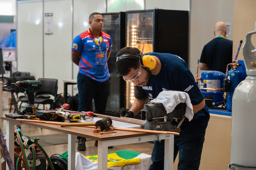 SENAI oferta mais de 40 mil vagas em diversas áreas Há oportunidades gratuitas e pagas, presenciais ou à distância, em cursos técnicos, de qualificação e aperfeiçoamento, aprendizagem industrial e outras modalidades