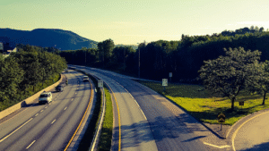 Leilões de rodovias em 2026 reforçam papel estratégico dos cegonheiros na logística nacional