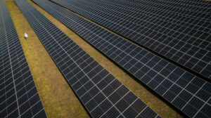 Consumidores corporativos e setor rural investem R$ 9,6 bilhões em novas instalações de energia solar em 2025, aponta TTS Energia