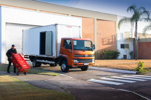 Volkswagen ganha mercado e lidera vendas de caminhões em 2025 - Delivery 11.180 mantém o título de caminhão mais vendido do Brasil e marca detém 60% de participação no segmento de médios