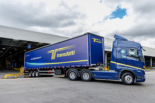 Volvo agrega caminhões 100% Biodiesel no transporte de peças para sua fábrica em Curitiba