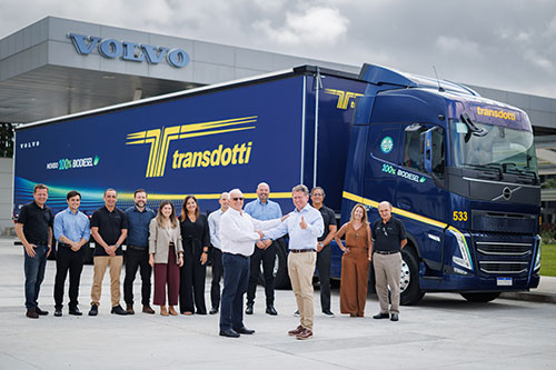 Volvo agrega caminhões 100% Biodiesel no transporte de peças para sua fábrica em Curitiba
