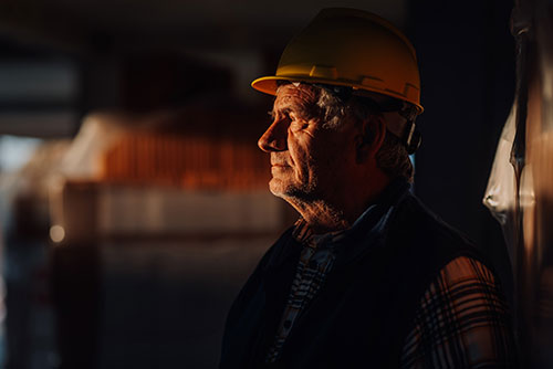 Senioridade impulsiona renda e liderança no mercado de trabalho da engenharia, aponta levantamento nacional