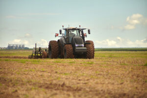 AGROMOB participa do Show Rural Coopavel ao lado da Valtra e reforça compromisso com o produtor rural