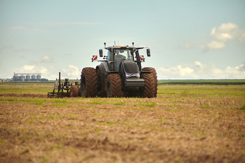  AGROMOB participa do Show Rural Coopavel ao lado da Valtra e reforça compromisso com o produtor rural