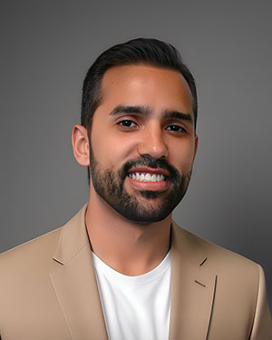 O boom de data centers e IA pressiona e redesenha a conectividade óptica no Brasil *Por Rodrigo Coutinho O Brasil vive um momento decisivo na construção de sua infraestrutura digital. A expansão acelerada dos data centers, impulsionada pela adoção massiva de inteligência artificial, redesenha prioridades tecnológicas e cria um cenário de oportunidades, mas também de desafios, onde a conectividade óptica passa a ser peça central para o funcionamento da nova economia de dados. Os números do mercado confirmam a força dessa transformação. A capacidade de carga de TI dos data centers brasileiros deve crescer, de menos de 1 GW em 2025, para cerca de 1,5 GW até 2030, segundo estimativas internacionais da Mordor Intelligence. Testemunhamos como a inteligência artificial, especialmente modelos generativos e aplicações em tempo real, torna-se um dos principais vetores desse movimento. A IA exige poder computacional muito acima dos padrões tradicionais, o que acelera a criação de data centers mais densos, complexos e interconectados. Esses ambientes passam a depender de redes ópticas de altíssima capacidade para suportar volumes massivos de tráfego, baixa latência e operação contínua. Afinal, sem uma base sólida de conectividade, o potencial da inteligência artificial e do processamento em larga escala fica limitado. A IA, ao contrário de outras ondas tecnológicas, impõe uma demanda inédita por desempenho e escalabilidade nunca previstos globalmente. Modelos generativos, sistemas de análise preditiva e aplicações em tempo real aumentam exponencialmente o tráfego de dados entre servidores, usuários e nuvens distribuídas. Essa nova dinâmica pressiona os provedores de conectividade a expandirem suas redes ópticas, a adotarem arquiteturas mais inteligentes e a investirem em novas tecnologias. Teoricamente, é necessária uma elevação em quase 10 vezes na conectividade, energia e até soluções de resfriamento para atender a essas novas demandas. Essa pressão tecnológica se reflete diretamente no mercado de conectividade óptica. A demanda por transceptores ópticos de alta velocidade, por exemplo, deve mais que dobrar no Brasil até 2030. Ao mesmo tempo, o mercado de interconexão entre data centers cresce acima de 12% ao ano, impulsionado pela necessidade de conectar nuvens, edge locations e provedores de serviços em arquiteturas híbridas. O próprio Plano Nacional de Infraestrutura Digital prevê que até 2030 todos os municípios brasileiros estejam conectados a backhaul de fibra óptica, ampliando a capilaridade e criando condições para uma expansão mais distribuída da infraestrutura digital. Apesar das oportunidades, o setor enfrenta desafios significativos. A infraestrutura óptica brasileira ainda apresenta desigualdades regionais com a falta de infraestrutura óptica robusta fora do eixo Sul-Sudeste que limita a adoção de DCs em regiões como Norte/Nordeste, criando um efeito de gargalo, assim como a capilaridade da rede limita a descentralização de data centers e a adoção plena de edge computing. Além disso, o crescimento do consumo energético exige soluções que conciliem performance e sustentabilidade, seja por meio de arquiteturas de rede inteligentes, equipamentos mais eficientes ou da integração com sistemas de reaproveitamento energético. Além desses pontos, o setor enfrenta obstáculos que vão desde barreiras regulatórias e altos custos de implantação especialmente em áreas urbanas densas e regiões remotas até a carência de profissionais qualificados em redes ópticas, automação e segurança, o que demanda investimentos contínuos em formação técnica. Soma-se a isso a necessidade de fortalecer a segurança cibernética e a resiliência das redes, já que o aumento da interconexão e do tráfego de dados exige infraestruturas preparadas para eventos climáticos extremos e ataques cibernéticos. Por fim, a busca por eficiência energética e pela redução do impacto ambiental torna-se cada vez mais central, destacando o papel da matriz energética limpa do Brasil e a importância de integrar soluções de reaproveitamento de energia ao desenvolvimento do setor. Nesse contexto, a conectividade óptica deixa de ser um componente técnico e passa a ocupar uma posição estratégica. Operadoras, integradoras e provedores de tecnologia precisarão atuar de forma coordenada para atender a requisitos de escalabilidade, automação e resiliência cada vez mais rigorosos. Acredito que o Brasil tem potencial real para se consolidar como o principal polo de data centers da América Latina e se destaca principalmente por conta de sua matriz energética limpa e do alinhamento com as principais práticas de sustentabilidade. Mas, ainda assim, será necessário que a evolução da infraestrutura física caminhe em paralelo com o avanço das tecnologias digitais. O aumento no consumo de energia e na dissipação de calor exige soluções que aliem performance e responsabilidade ambiental, um equilíbrio que passa, novamente, pela engenharia óptica. À medida que a IA redefine o que significa ser “future-ready”, o setor óptico brasileiro terá papel decisivo na construção do backbone digital que sustentará inovação, competitividade e desenvolvimento econômico nos próximos anos. Nesse contexto, a conectividade óptica não é apenas um meio, mas o pilar central dessa jornada que sustentará o futuro digital do país.