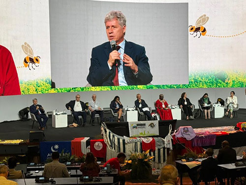 “Reforma agrária é o núcleo duro da luta contra a desigualdade”, afirma Paulo Teixeira em conferência na Colômbia